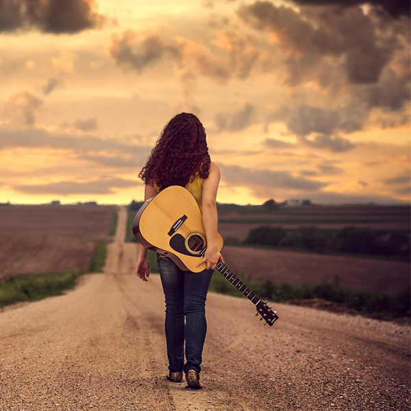 عکس دختر با گیتار در جاده