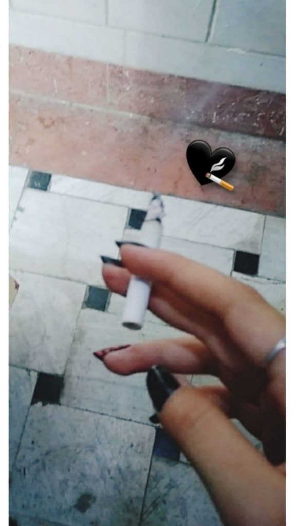 	عکس پروفایل دختر تنها با سیگار	,