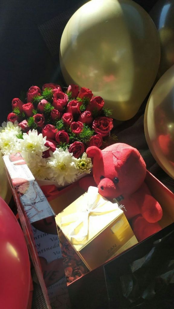 عکس استوری فیک از بادکنک طلایی و خرس قرمز ولنتاین 